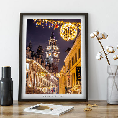 Affiche - Poster des décorations de Noël à Lille avec vue sur le beffroi - Photographie de Benjamin Clipet - Une idée cadeau de décoration à offrir à un proche. 