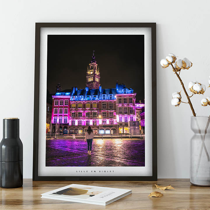 Affiche - Poster de la Grand-Place illuminée en violet à Lille Centre - Photographie de Benjamin Clipet - Une idée cadeau de décoration à offrir à un proche. 