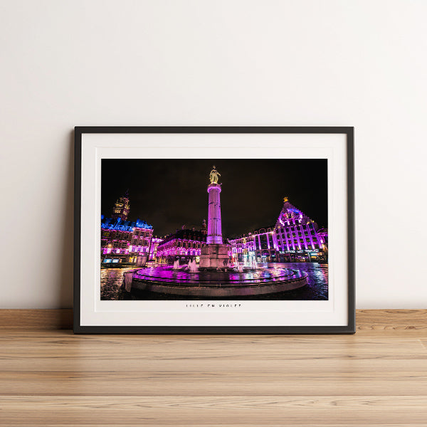 Affiche - Poster de la Grand-Place illuminée en violet, à Lille Centre - Photographie de Benjamin Clipet - Une idée cadeau de décoration à offrir à un proche. 